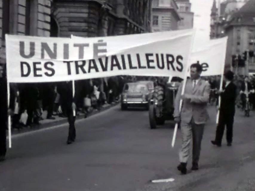 Les syndicats défilent devant le Bureau International du Travail.