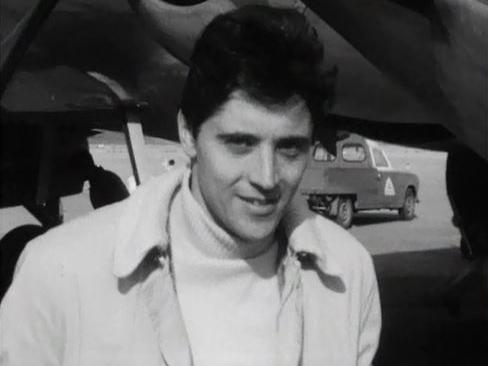 Sacha Distel à sa descente d'avion à Cointrin. [RTS]