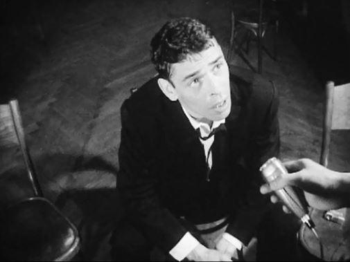 Dans les coulisses avec Jacques Brel, après un de ses concerts. [RTS]