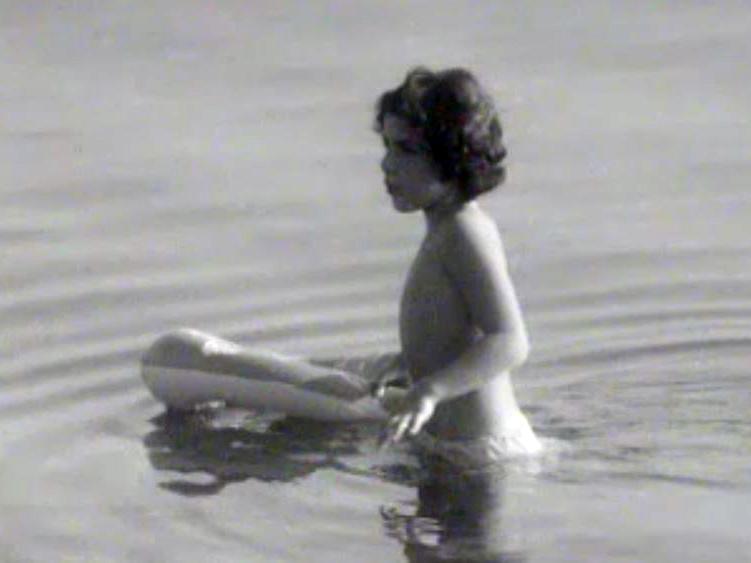 L'été indien est là. Scènes de baignade dans le lac Léman.