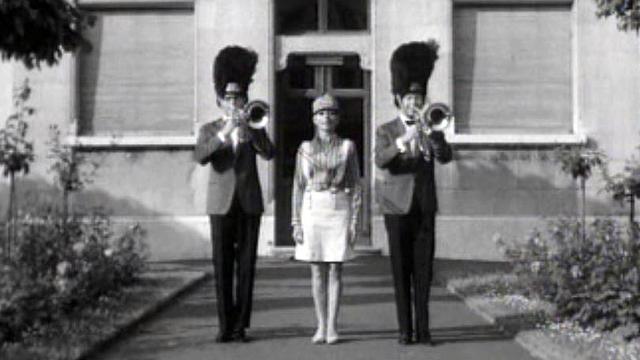 Annie Cordy chante en compagnie des gardes de Sa Majesté.