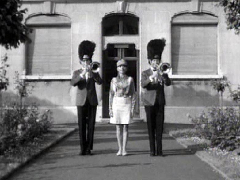 Annie Cordy chante en compagnie des gardes de Sa Majesté.