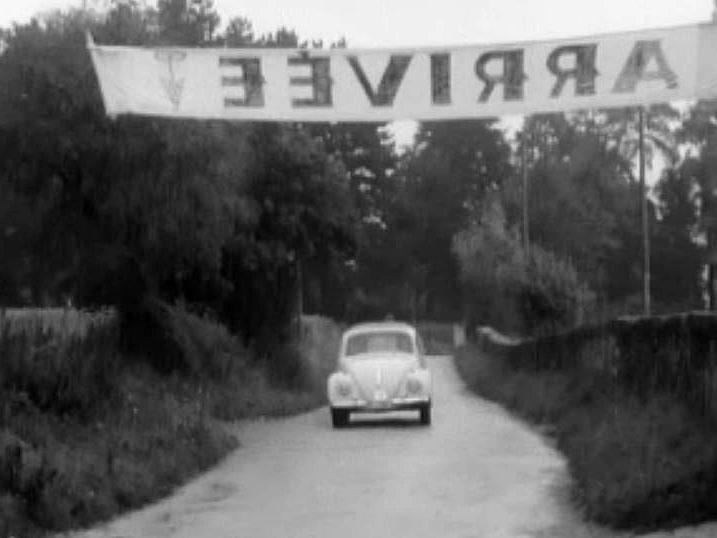 Un rallye automobile traverse la ville de Neuchâtel.