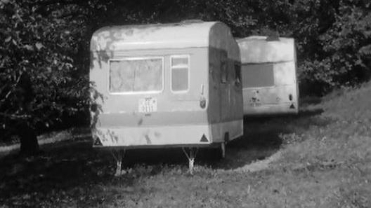 Il faut un nouveau terrain de camping pour les caravanes. [RTS]
