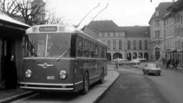 Fini les trams, place aux trolleybus en ville de Fribourg.