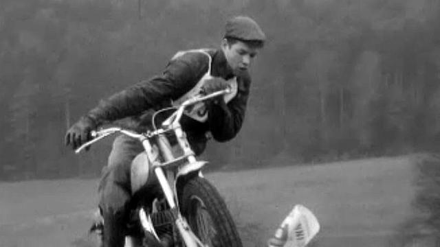 Le port du casque n'était pas obligatoire pour ce motocross.