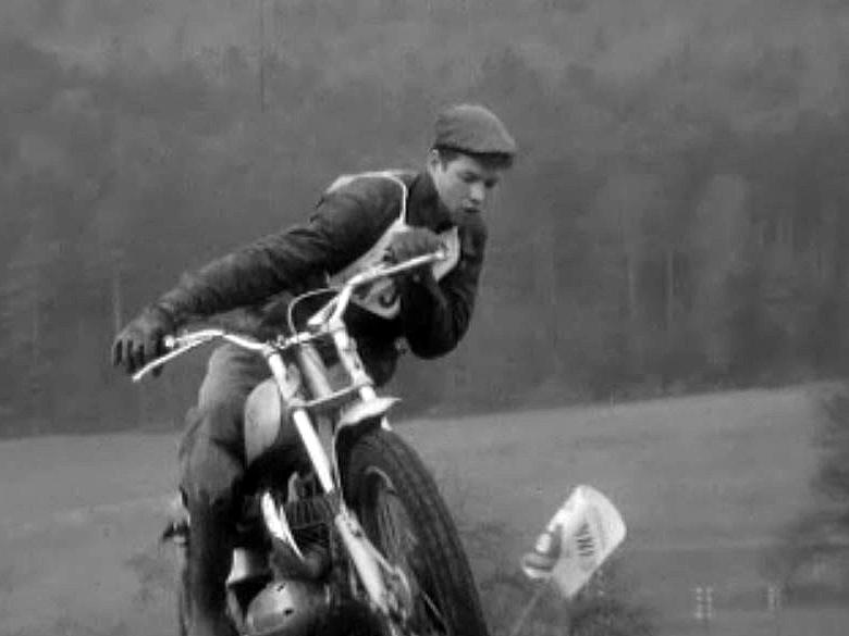 Le port du casque n'était pas obligatoire pour ce motocross.