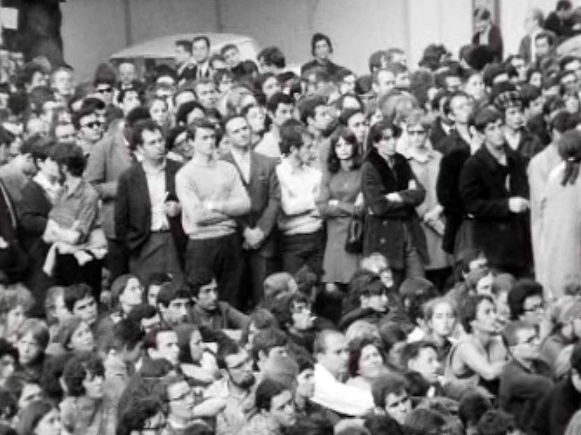 Plus d'un million de personnes défilent pour soutenir de Gaulle.