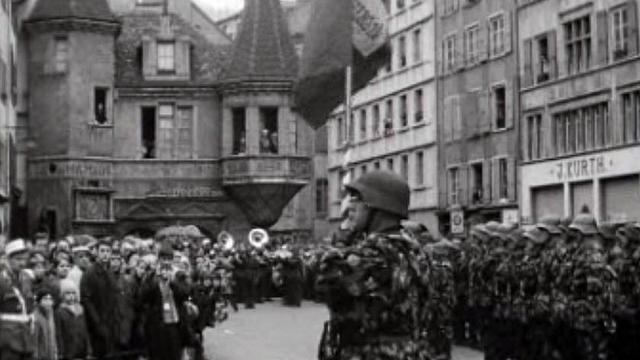 A Neuchâtel, la troupe défile devant la place Pury.