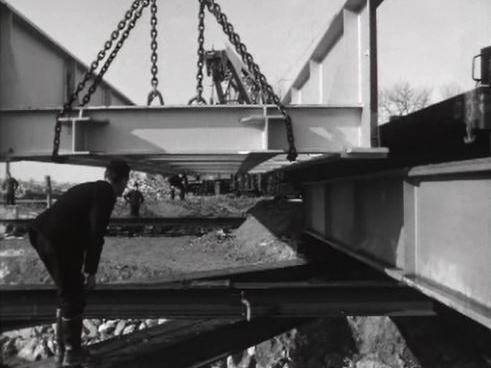 La mise en place délicate d'un pont en éléments préfabriqués. [RTS]