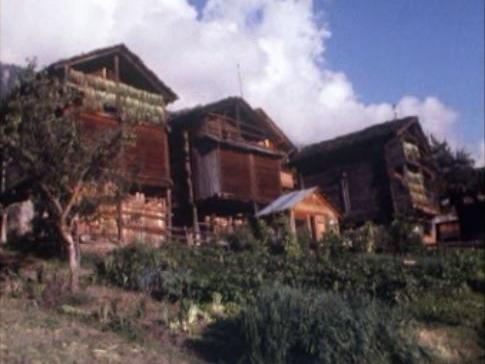 En remontant la vallée à la découverte de ses villages. [RTS]