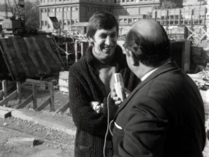 Henri Dès chante une de ses chansons: Je suis allé voir la tienne. [RTS]