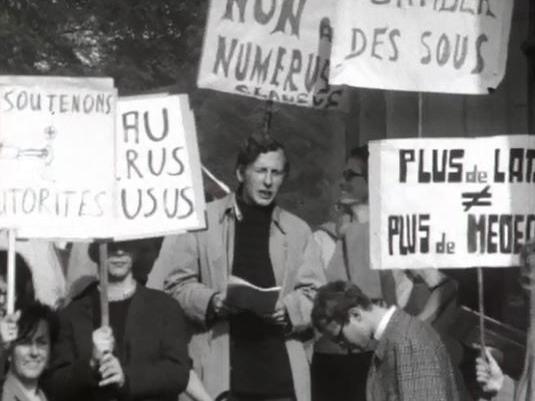 A l'Université de Lausanne, le numerus clausus ne passe pas! [RTS]