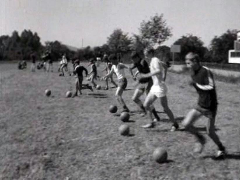 Qui sont ces jeunes footballeurs qui s'entraînent en vacances?