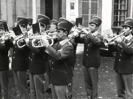 La fanfare de Peseux interprête: la marche de la presse. [RTS]