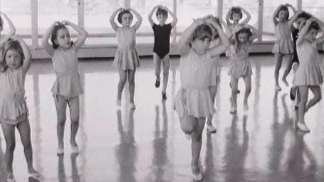 Quelques pas de danse dans une petite école genevoise. [RTS]