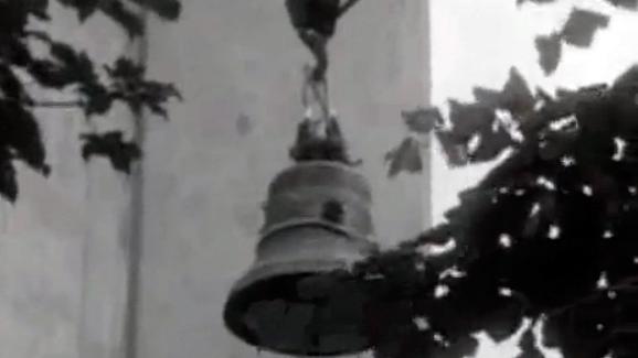 La montée d'une nouvelle cloche pour l'église de Noirmont. [RTS]