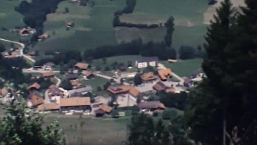 La localité de La Roche est un village agricole entre Bulle et Fribourg. [RTS]