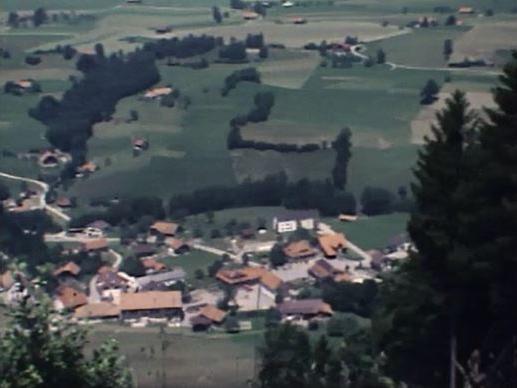 La localité de La Roche est un village agricole entre Bulle et Fribourg. [RTS]