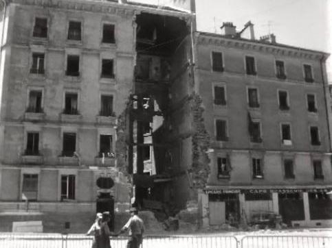 Une explosion de gaz démolit une habitation en ville de Genève. [RTS]