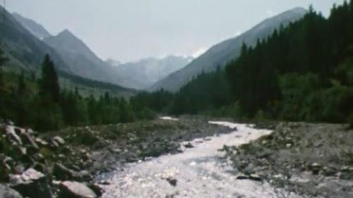 Un itinéraire le long de la Dranse pour découvrir le Val Ferret. [RTS]