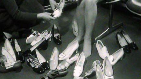 Dans un magasin de chaussures en 1969. [RTS]