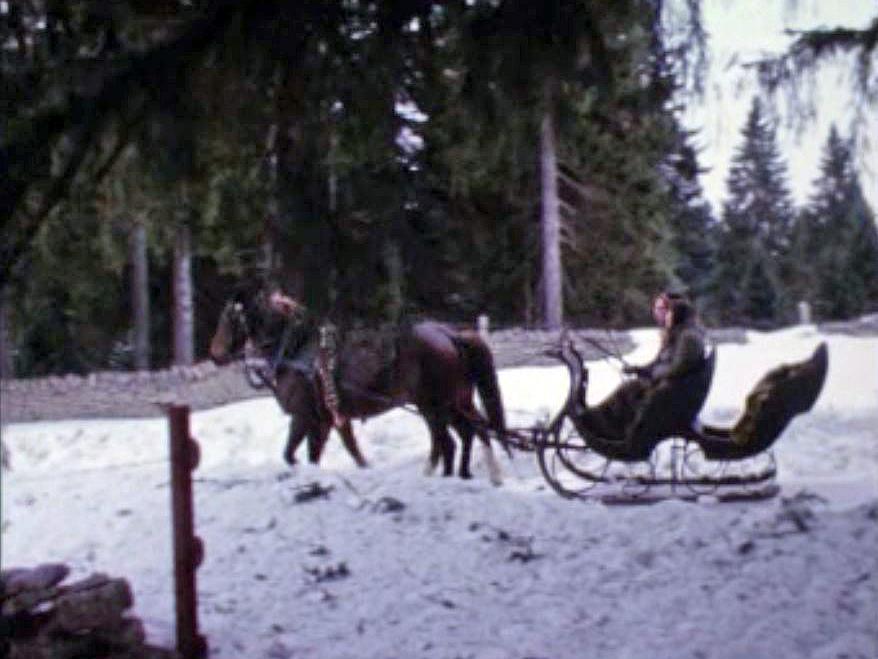 A traîneau dans les magnifiques paysages hivernaux du Jura en 1970. [RTS]