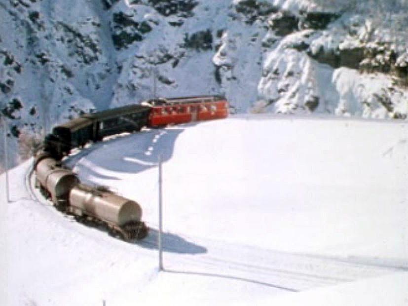 Le Bernina Express traverse le col ferrovière le plus haut d'Europe.