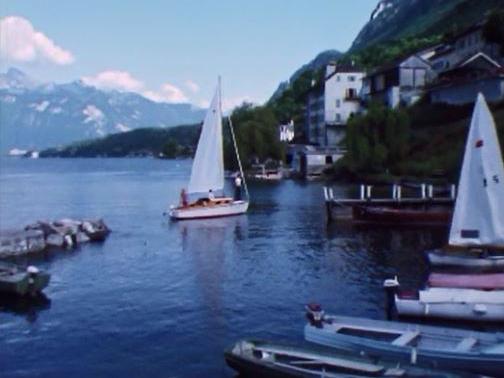 Le port de Saint-Gingolph attire de nombreux touristes en été. [RTS]