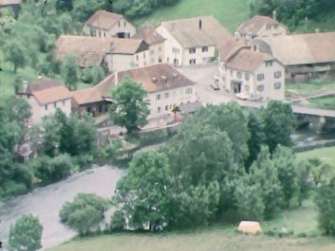 Carrefour en visite à Goumois, village frontière sur le Doubs. [RTS]