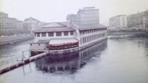 En 1970, visite de la buvette de la Halle de l'Ile à Genève. [RTS]