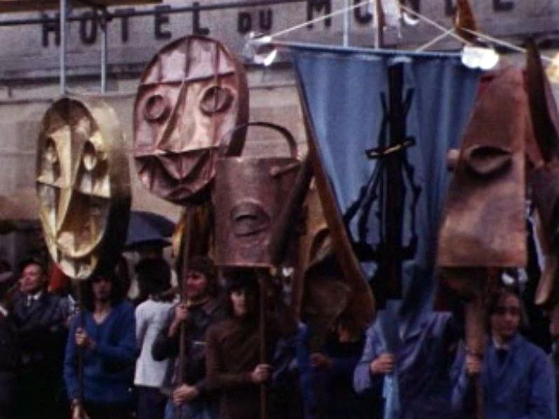 La Confrérie du Guillon fête le vin dans les rues du village d'Epesses.