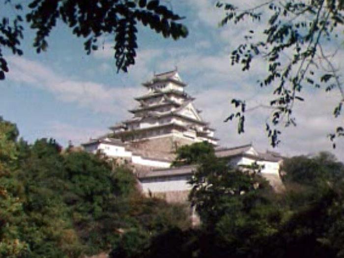 La silhouette d'Himeji, la plus belle des forteresses au Japon.