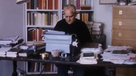 Un entretien avec l'écrivain Alberto Moravia, chez lui à Rome. [RTS]