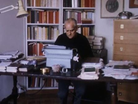 Un entretien avec l'écrivain Alberto Moravia, chez lui à Rome. [RTS]