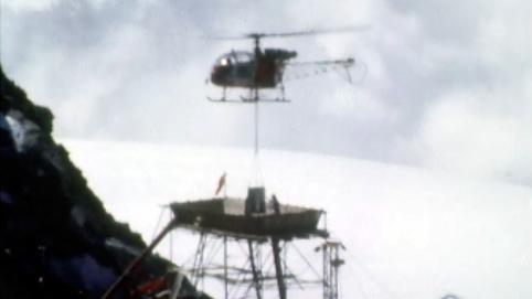 Un téléphérique se lance à la conquête du sommet du Petit Cervin. [RTS]