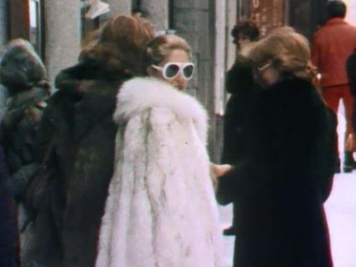 La jet-set a l'argent peu discret dans les rues de St-Moritz en 1978. [RTS]