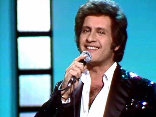 Au café des trois colombes avec Joe Dassin sur le plateau de Mosaïque. [RTS]