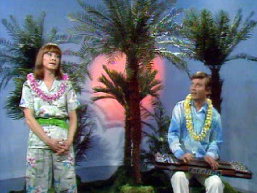 Arlette Zola et Jean Hemmer, son musicien, rêvent d'Hawaii.