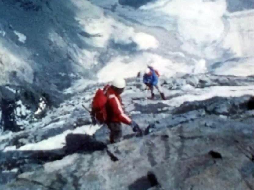 Des cordées guidées par l'inconscience à l'assaut de la montagne.