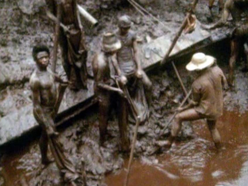 Les conditions de travail dans les mines d'or du Brésil sont harassantes.