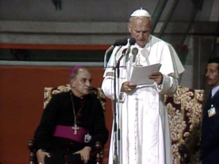 A Fribourg, Jean-Paul II dialogue avec les jeunes catholiques. [RTS]