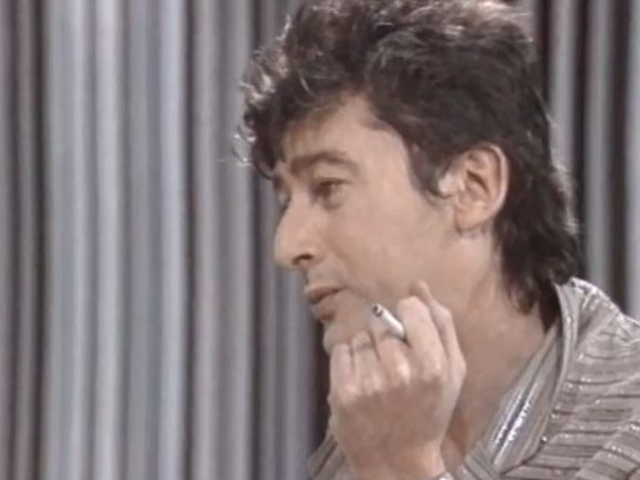 Moitié rocker, moitié crooner, Alain Bashung est l'invité de la TSR. [RTS]