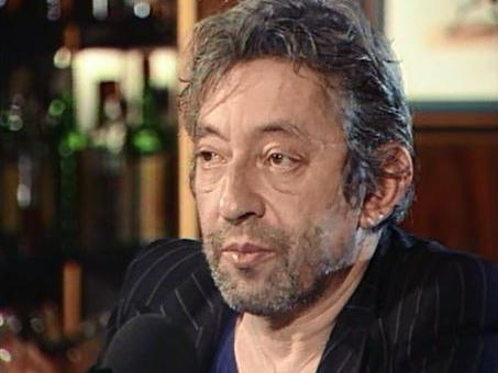 Un bar, un piano et Gainsbourg qui parle de cinéma en musique. [RTS]
