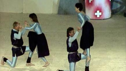 Les gymnastes  présentent le spectacle de la Gymnaestrada.