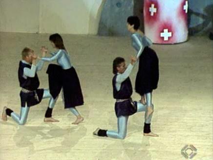 Les gymnastes  présentent le spectacle de la Gymnaestrada.