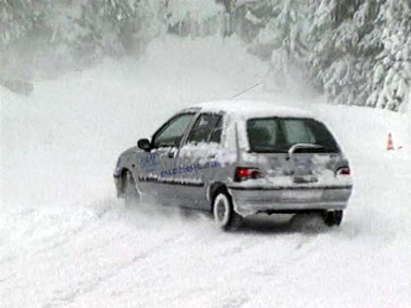 Un cours pour apprendre à conduire sur les routes enneigées.