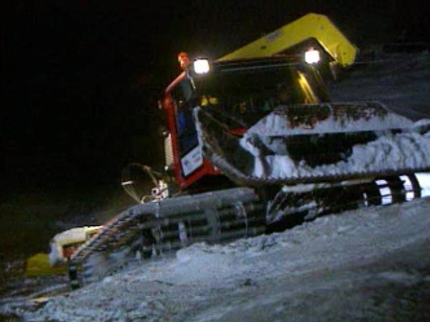 La nuit, une équipe de dameuses préparent les pistes.