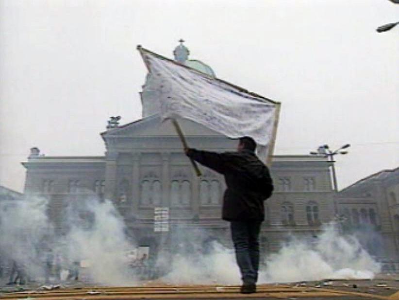 En 1996, les gaz lacrymogènes contre les manifestants paysans.