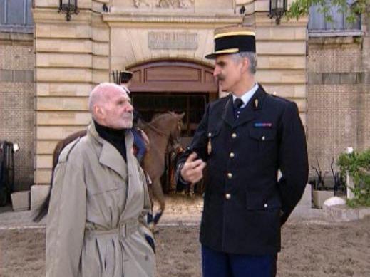 Visite de Jacques Dufihlo dans les écuries de la Garde Républicaine.